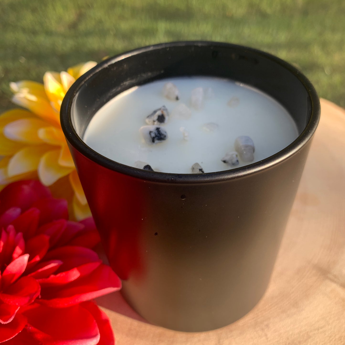 🕯️This photo displays the matte black obsidian jar option with rainbow moonstone, known for its grounding and protective qualities; obsidian absorbs negative energy while rainbow moonstone provides hope and inner growth.🕯️