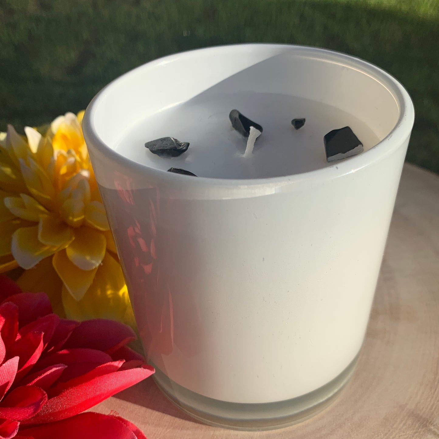🕯️This photo shows the angel wing jar in white containing black tourmaline, representing the protective energy and guidance of angels that blocks negative energy while promoting inner strength and resilience.🕯️