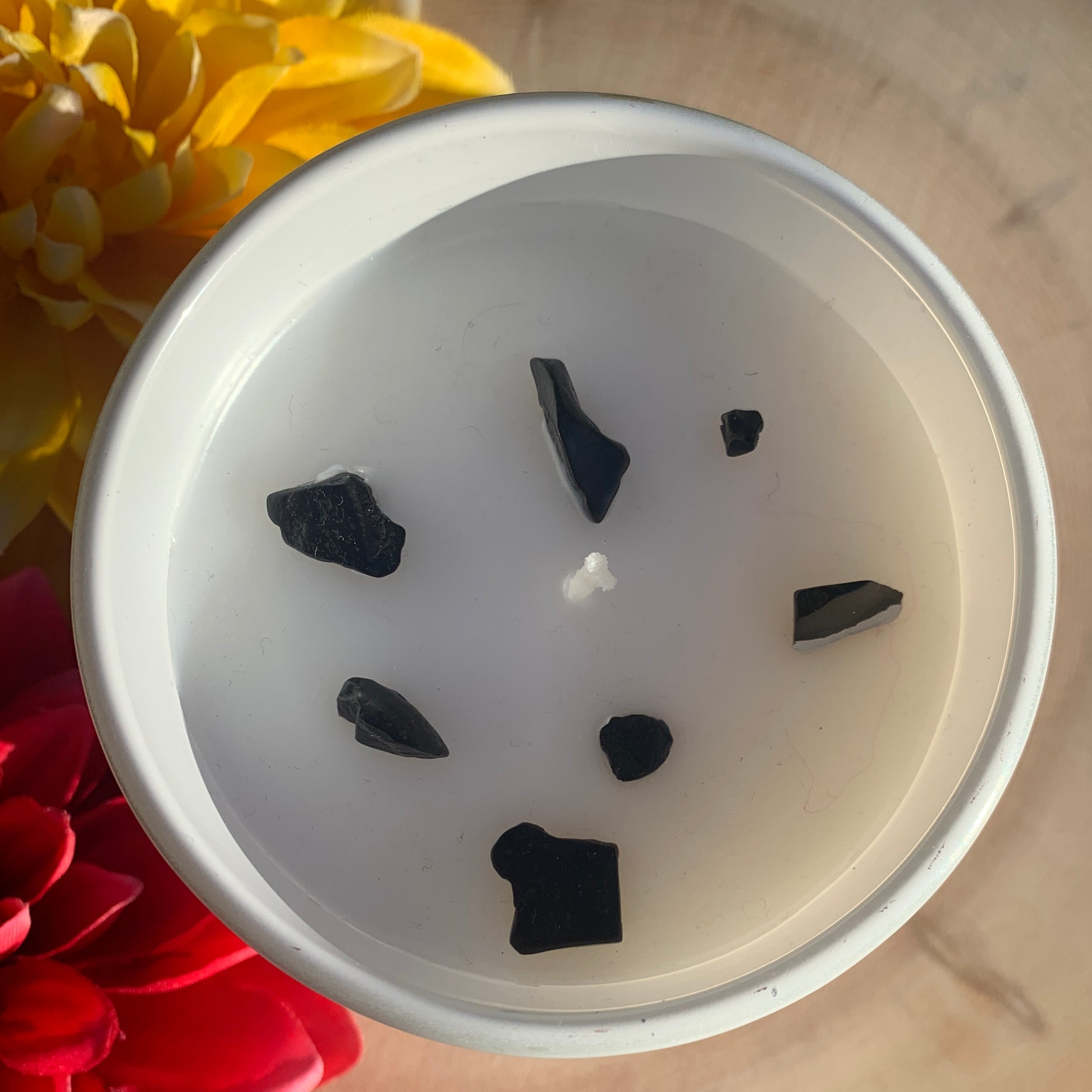 🕯️This photo shows the angel wing jar in white containing black tourmaline, representing the protective energy and guidance of angels that blocks negative energy while promoting inner strength and resilience.🕯️