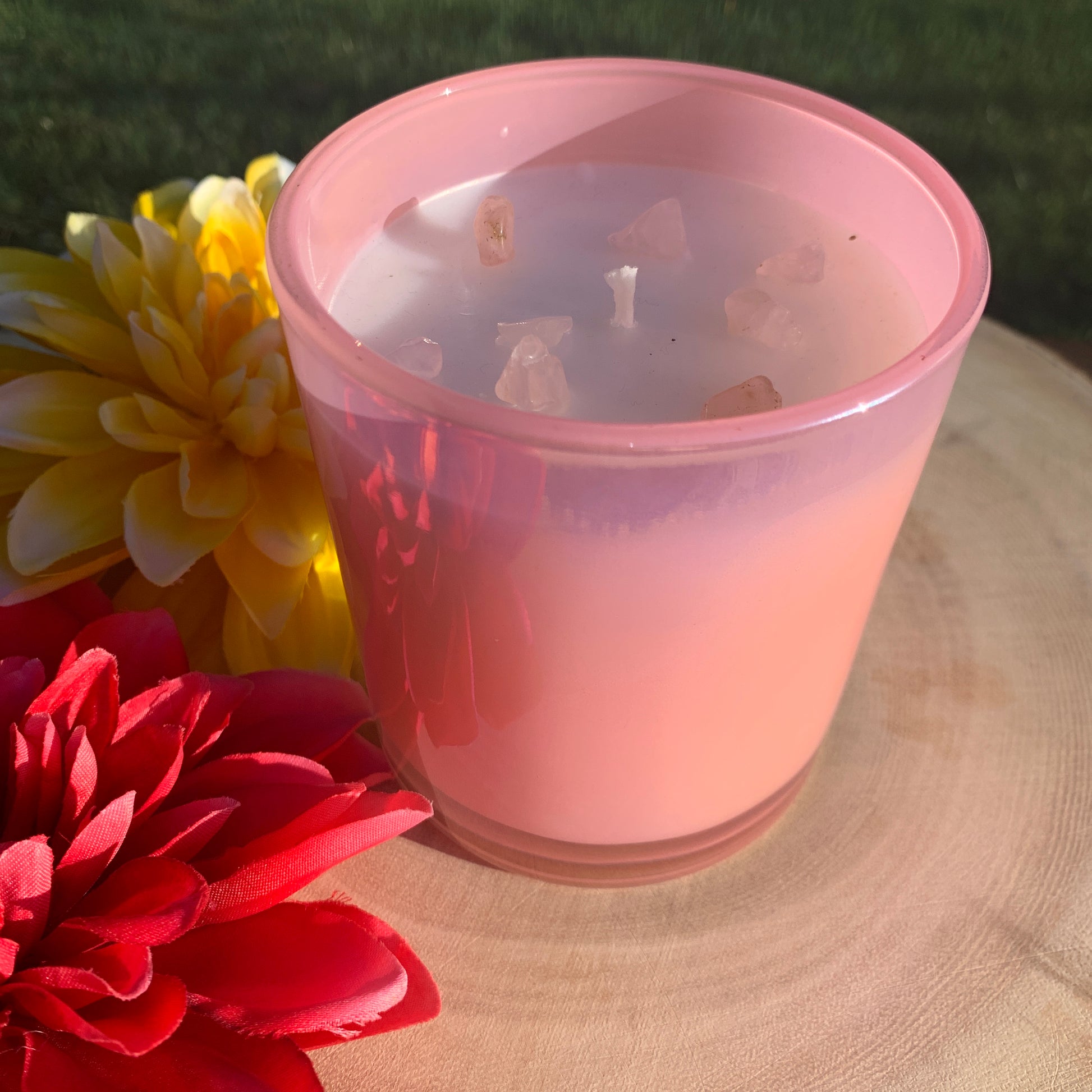 🕯️This photo shows the blush-colored jar representing compassion, romance and femininity containing rose quartz, known as the stone of unconditional love that opens up the heart to increased affection, closeness, healing and self-love.🕯️